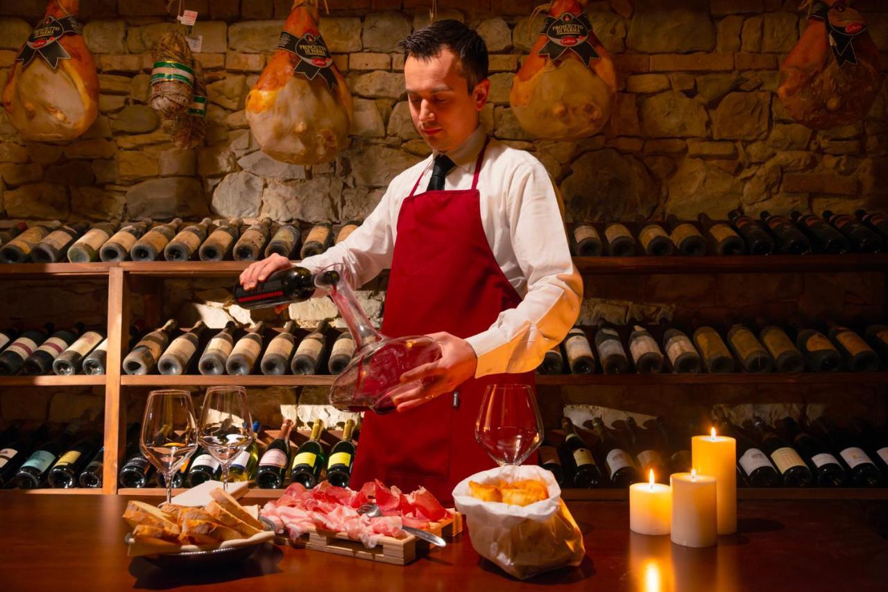 Grand Hotel Salsomaggiore Salsomaggiore Terme Exterior photo Sommelier decanting wine
